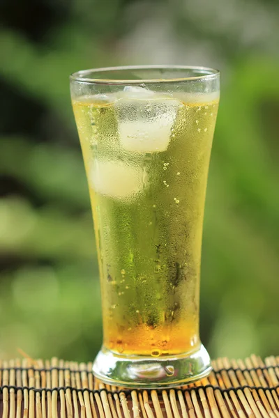 Guld guarana läsk med isbitar — Stockfoto