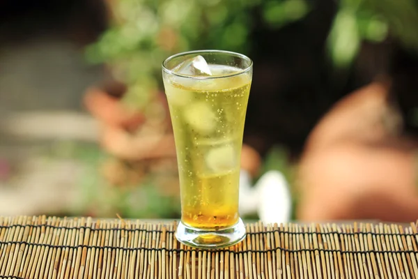 Refresco de guaraná de oro con cubitos de hielo —  Fotos de Stock