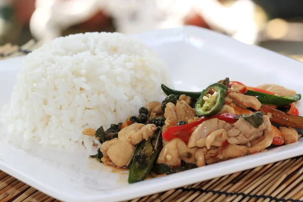 Albahaca frita pollo y arroz — Foto de Stock