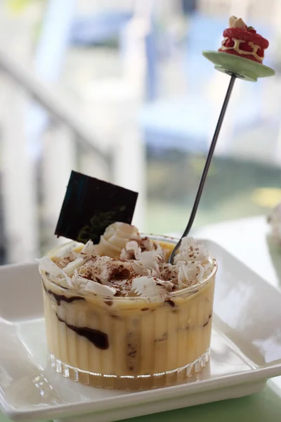 Tiramisú en taza de plástico — Foto de Stock