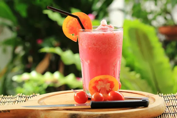 Fräsch frisk uppfriskande tomat smoothies — Stockfoto