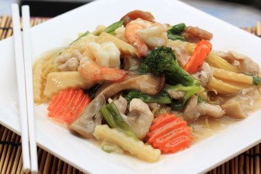 Çin stili sarı kızarmış noodle ile et suyu sosu ilave edin 