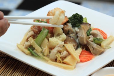 Çin stili sarı kızarmış noodle ile et suyu sosu ilave edin