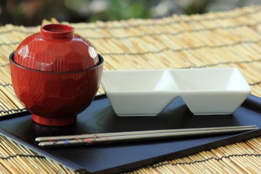 Natürmort-bir çift yemek çubuğu ve bir fincan