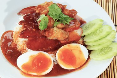 Barbekü domuz eti ile pirinç