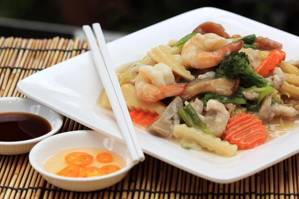 Chinese style stir fried yellow noodles with in gravy sauce — Stock Photo, Image