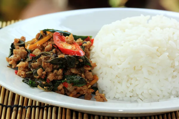 Pad krapao moo, würziges gebratenes Schweinefleisch mit thailändischem Basilikum und — Stockfoto