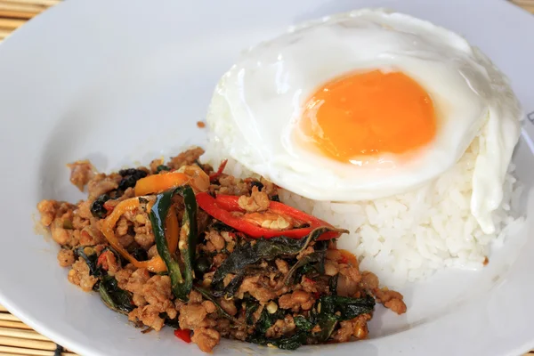 Pad krapao moo, würziges gebratenes Schweinefleisch mit thailändischem Basilikum und — Stockfoto