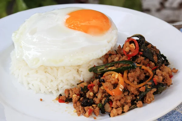 Pad Krapao Moo, spicy stir-fried pork with Thai Holy basil and c — Stock Photo, Image