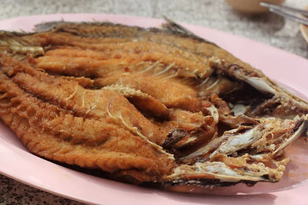 Branzino fritto con salsa di pesce — Foto Stock