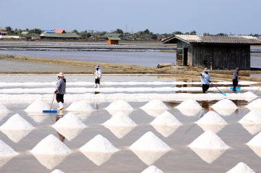 işçilerin tuz pans, Tayland.