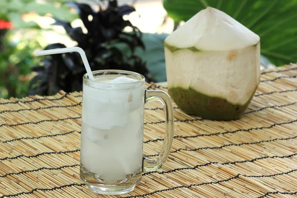 新鲜椰子果汁 — 图库照片