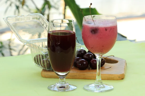 Kirschmilchshake und Saft — Stockfoto