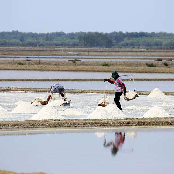 Werknemers in de zoutpannen, thailand. — Stockfoto
