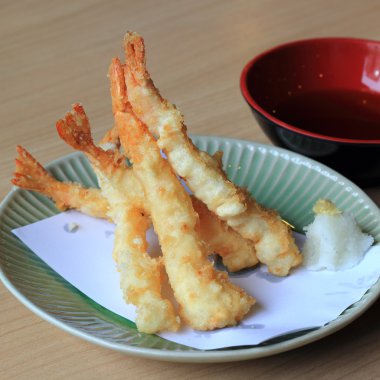 sebze ile derin kızarmış karides tempura karides