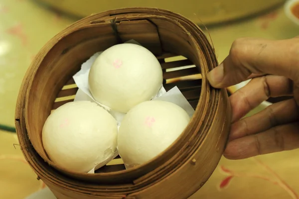 Steamed dumpling in basket — Stock Photo, Image