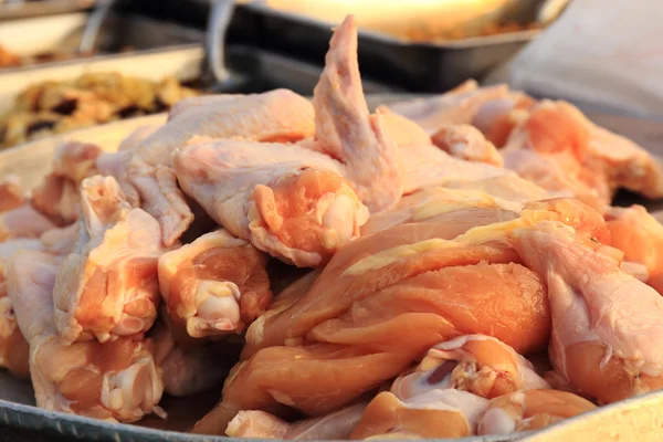Stapel van kippenvlees in markt — Stockfoto