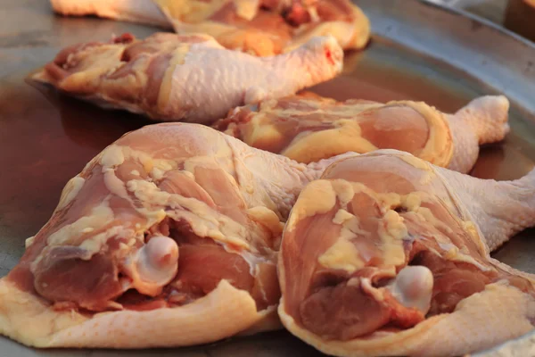 Pilha de carne de frango no mercado — Fotografia de Stock