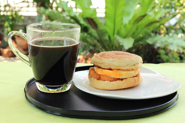 Muffin con café negro — Foto de Stock