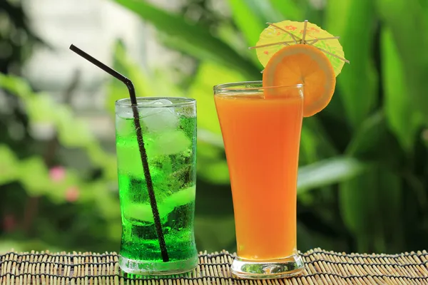 緑のフルーツのソーダ、オレンジ ジュース — ストック写真
