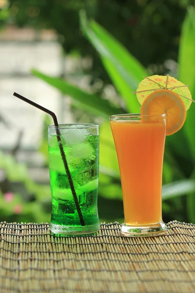 Soda de fruta verde y zumo de naranja —  Fotos de Stock