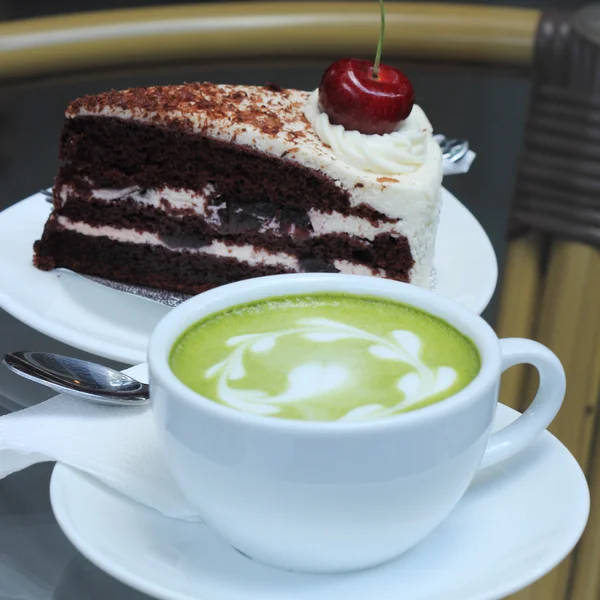Green tea and Black forest cake — Stock Photo, Image