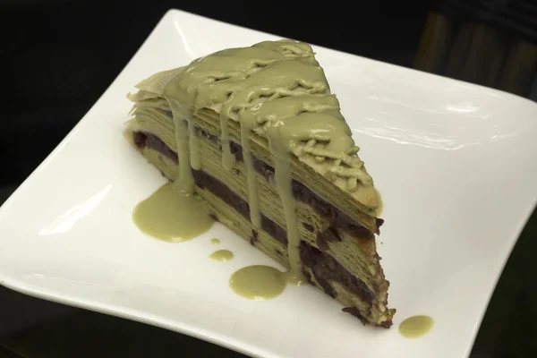 Chá verde e doce bolo de crepe de pasta de feijão vermelho — Fotografia de Stock