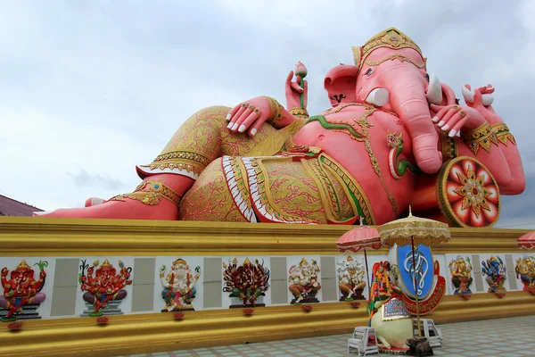Duży różowy pomnik hinduskiego Boga ganesh — Zdjęcie stockowe