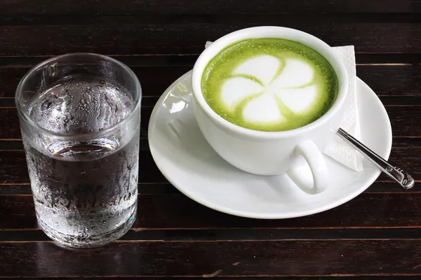 Té verde con leche —  Fotos de Stock