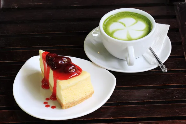 Green Tea and Strawberry Crepe — Stock Photo, Image