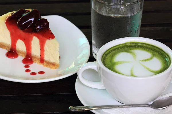 Green Tea and Strawberry Crepe — Stock Photo, Image