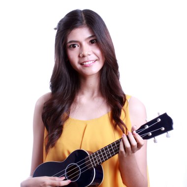 Asyalı kadın oynarken ukulele