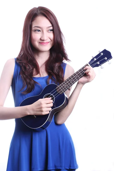 Nainen pelaa ukulele — kuvapankkivalokuva