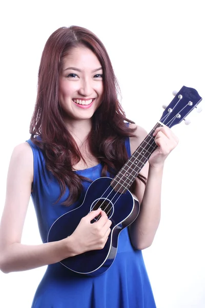 Kvinna spelar ukulele — Stockfoto