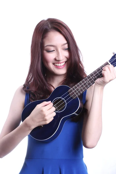 Kadın oynarken ukulele — Stok fotoğraf