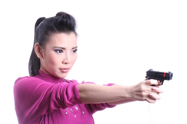 Asyalı kadın elinde bir silah — Stok fotoğraf