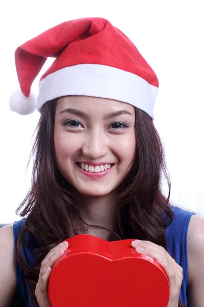 Mulher asiática com um chapéu de Natal e carregando uma caixa de chocolate — Fotografia de Stock