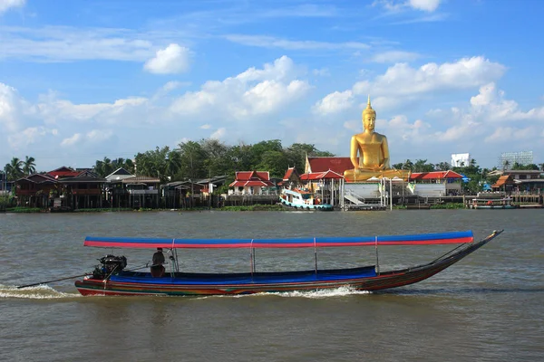 Le bateau de vitesse thaïlandais devant la statue de bouddha d'or — Photo