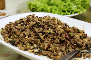 mantar ile doğrama kızarmış domuz eti ilave edin