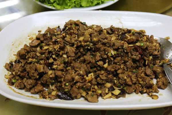 Revuelva la carne de cerdo frita picando con champiñones —  Fotos de Stock