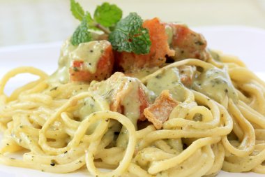 Spagetti ve pesto soslu somon