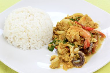 Deniz ürünleri sarı toz köri karıştırın kızarmış