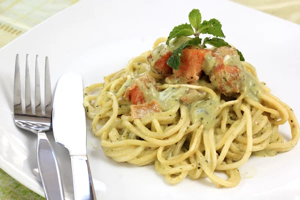 Spaghetti i łososia w sosie pesto — Zdjęcie stockowe