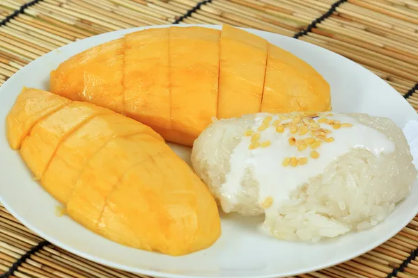 Ripe mango and sticky rice — Stock Photo, Image