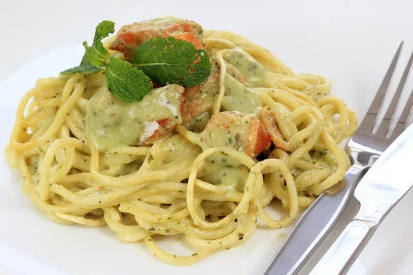 Spaghetti and salmon in pesto sauce — Stock Photo, Image