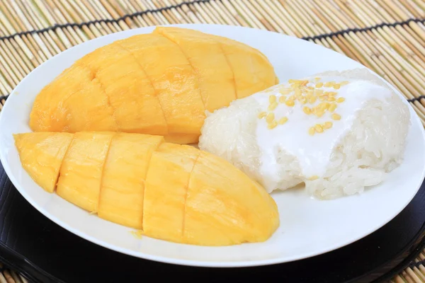 Olgun mango ve yapışkan pirinç — Stok fotoğraf