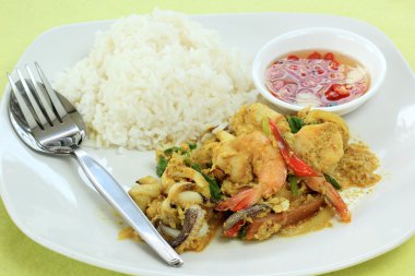 Deniz ürünleri sarı toz köri karıştırın kızarmış Buhar pilav ile