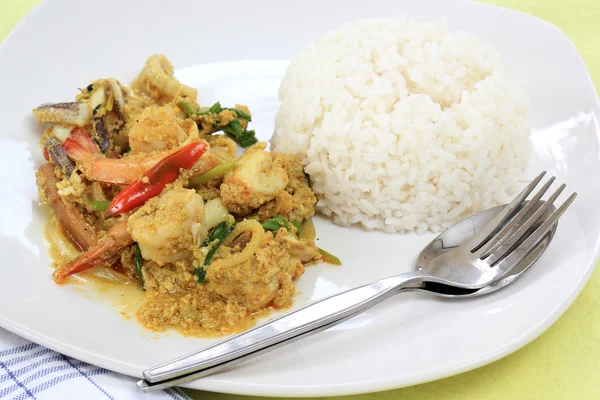 Meeresfrüchte gelbes Curry-Pulver mit Dampfreis umrühren — Stockfoto