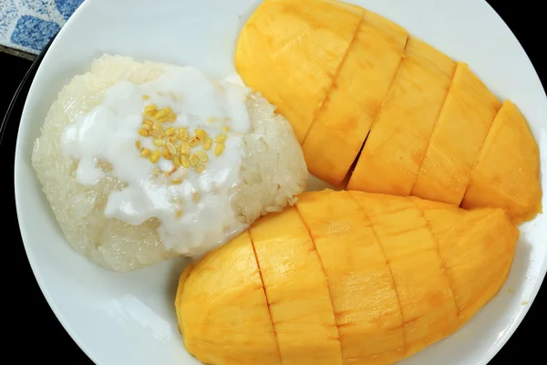 Ripe mango and sticky rice cooked with coconut milk — Stock Photo, Image