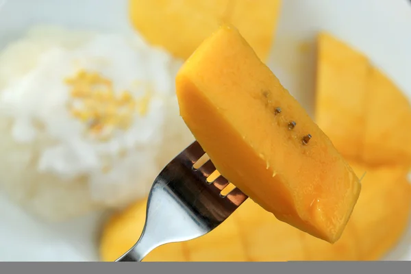 Çatal üzerinde olgunlaşmış dilim mango, yakın çekim — Stok fotoğraf